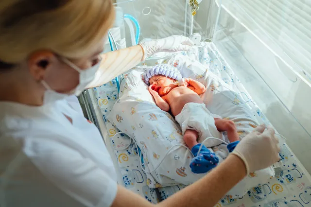 Dzień Wcześniaka 2023. Neonatolożka: Niektórzy z rodziców rosną w siłę. Nie wiem, jak to robią [ROZMOWA]