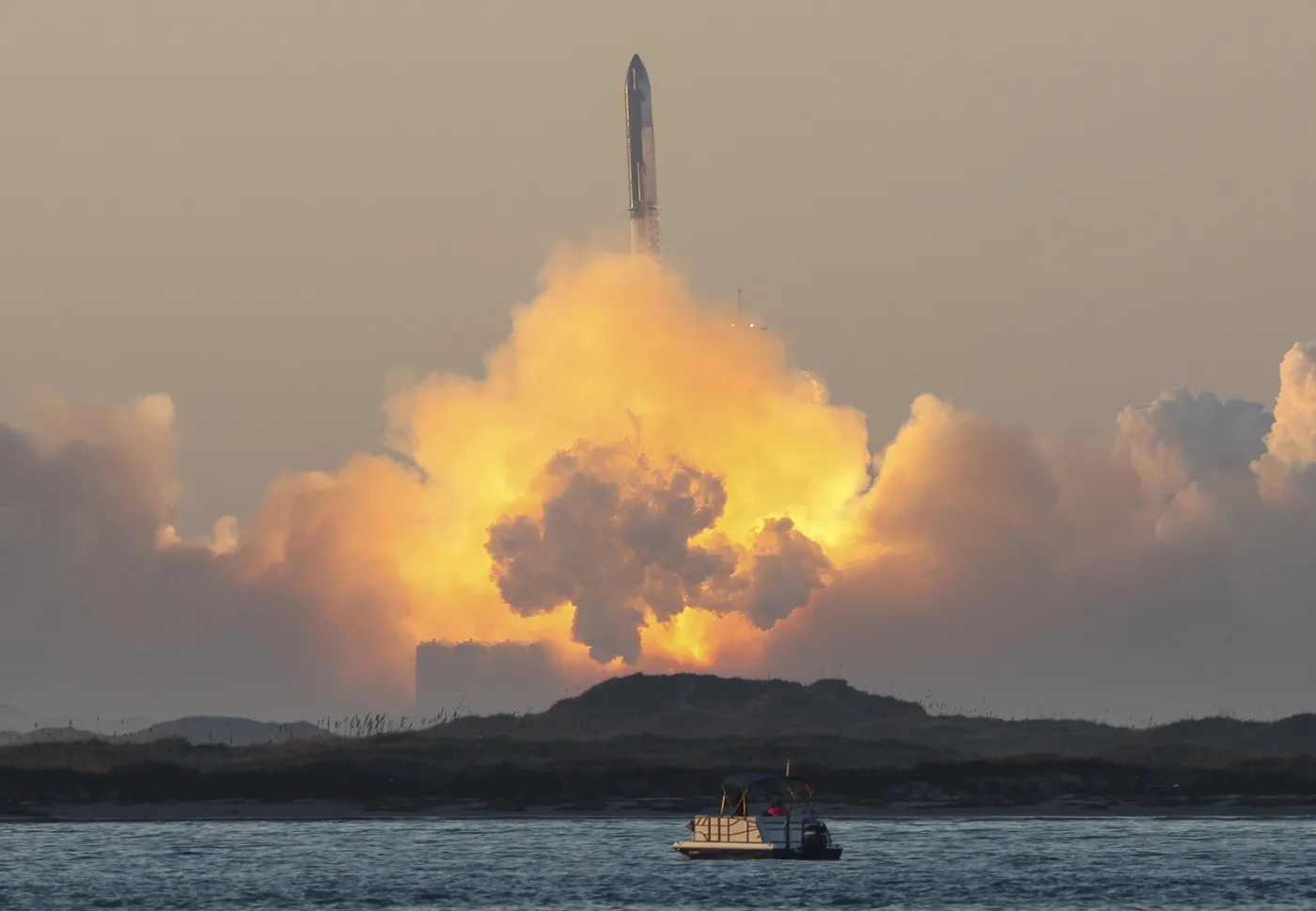 "Pojazd uległ awarii". Starship firmy SpaceX dotarł do przestrzeni kosmicznej, potem eksplodował...