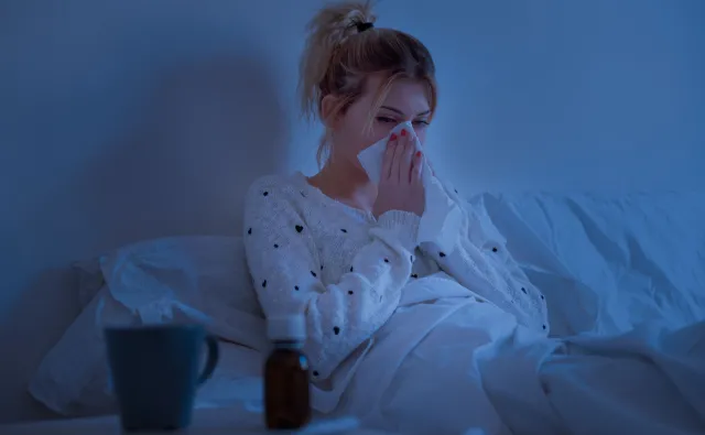 Dlaczego przeziębienie najsilniej dokucza nocą? Eksperci tłumaczą