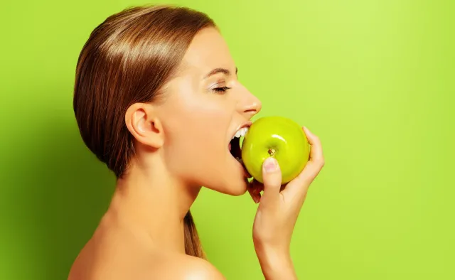 Dobra dieta na zdrowe zęby. Co jeść, czego unikać?