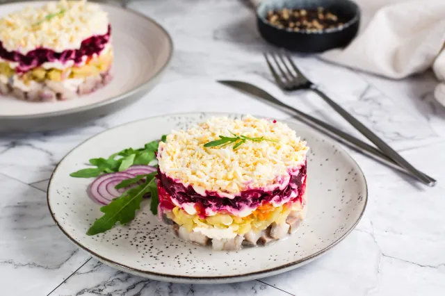 Szuba, czyli tradycyjna sałatka śledziowa. Idealna na "śledziki" oraz święta [PRZEPIS]