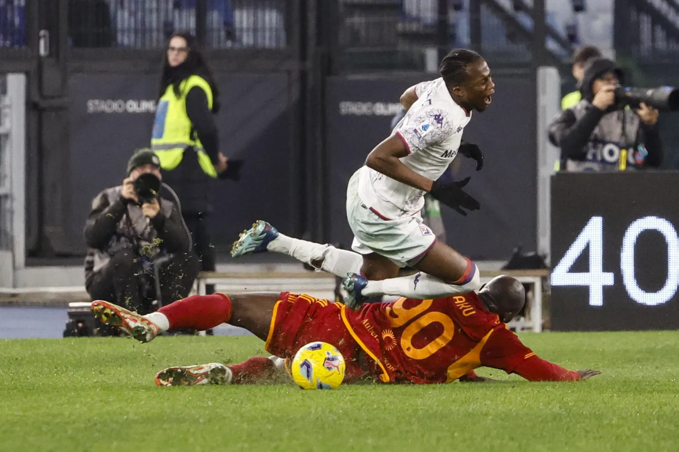 Nicola Zalewski "wyrzucony" z boiska. Brutalny faul Romelu Lukaku [WIDEO]