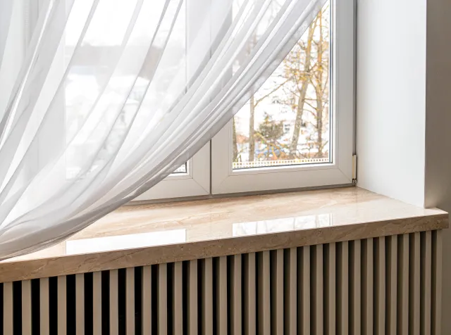 To najlepszy moment, by to zrobić. Jak szybko umyć parapet, by lśnił w święta jak nowy?