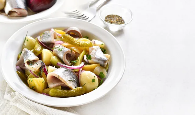 Ten weekend to czas "śledzików". Szybkie i proste sałatki z tą rybą [PRZEPISY]