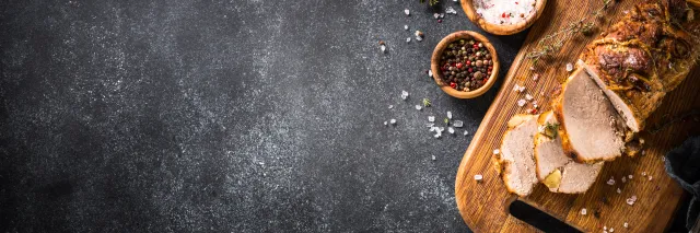 Soczysta pieczeń ze schabu. Zachwyci cię ten trik z masłem