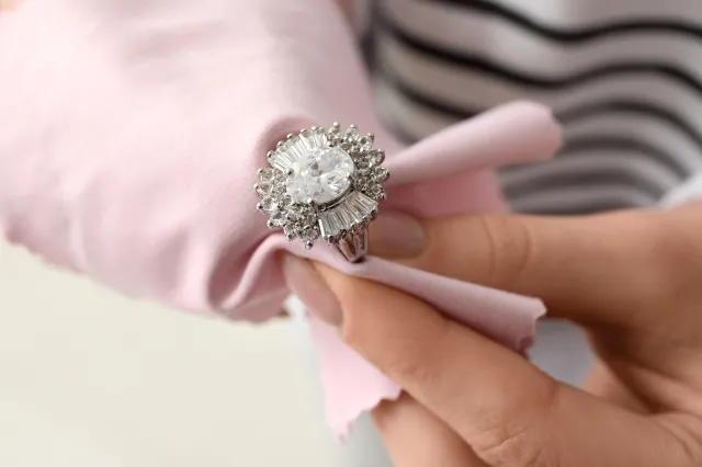 Czym czyścić srebro? Proste sposoby na piękną i czystą biżuterię