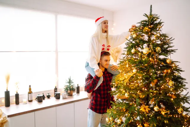 Cztery proste sposoby na to, by choinka dłużej zachowała świeżość. Wykorzystaj jeden z nich!