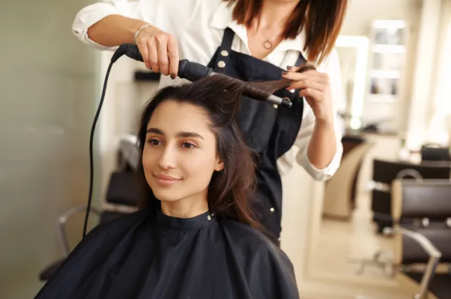 Julia Wieniawa w najmodniejszej fryzurze 2024 roku. Sprawdź, jak wygląda "kitty cut"