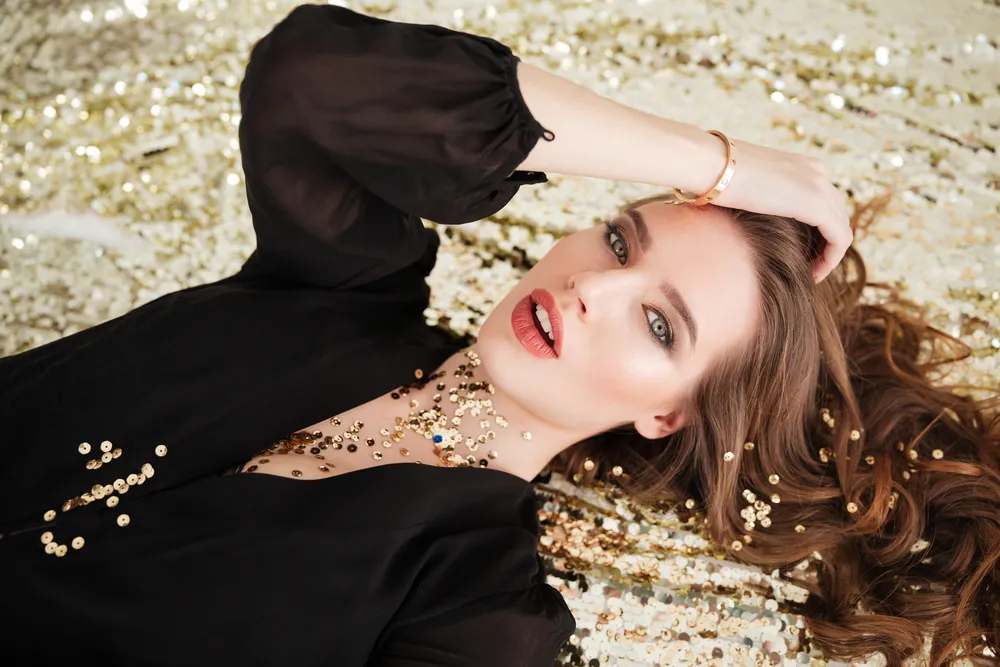 Bez tego kosmetyku nie wyobrażamy sobie sylwestra. Kupisz go w każdej drogerii