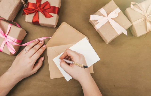 Jak napisać oryginalne zaproszenie na urodziny? Goście będą zaskoczeni [PRZYKŁADY]