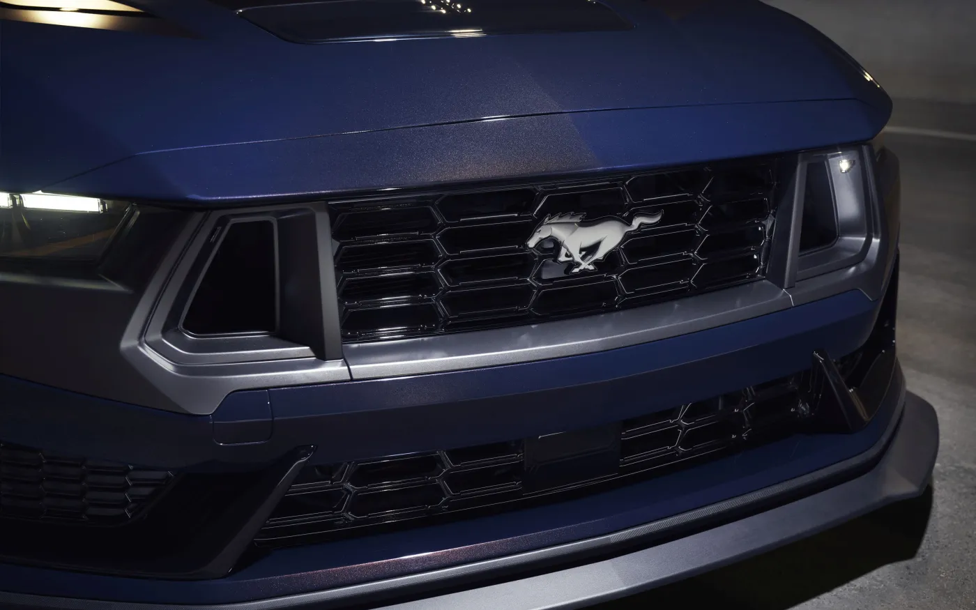 mustang-dark-horse-02-38034601.jpg