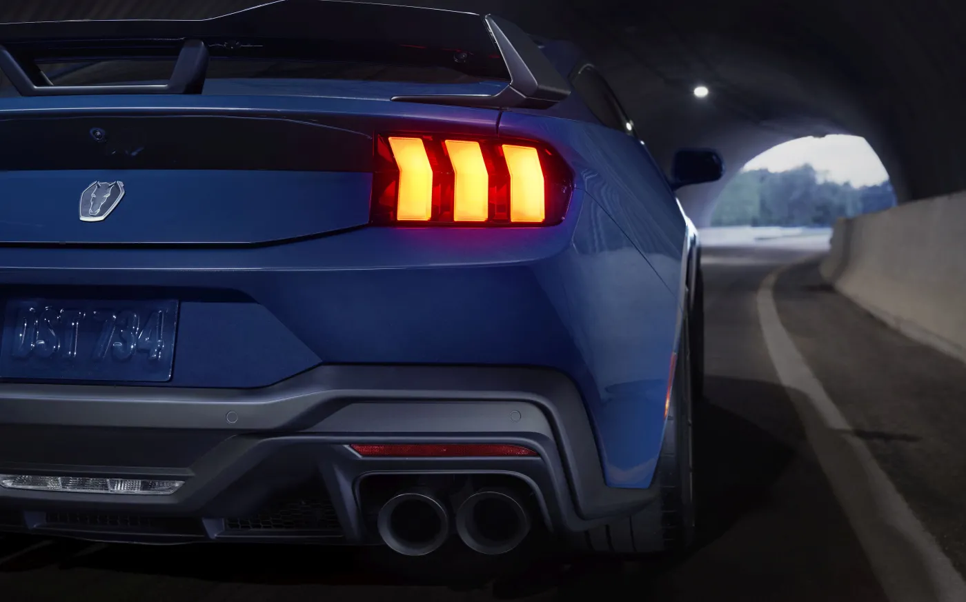 mustang-dark-horse-11-38034619.jpg