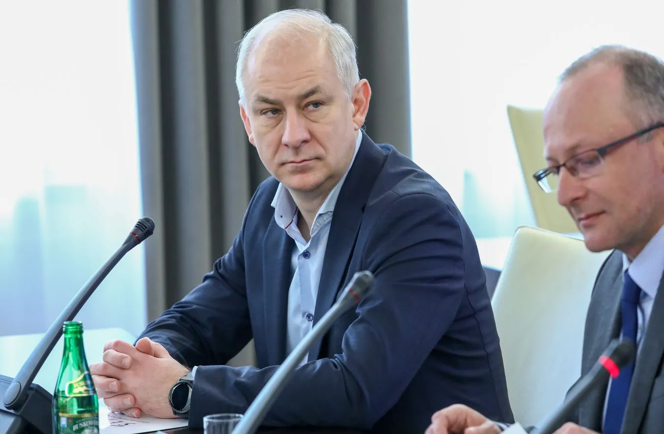 Wyzwania i zagrożenia sztucznej inteligencji. Napieralski: Tylko garstka polityków to rozumie