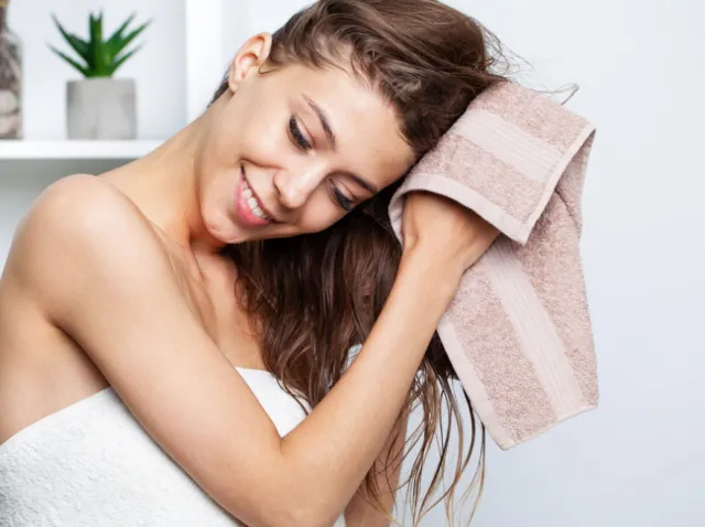 Jak dbać o włosy wyskoporowate? Poznajcie skuteczną pielęgnację