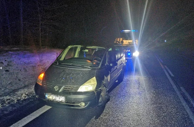 Mazowieckie. Jechał na samej feldze, nie miał prawa jazdy. Był za to pijany i przewoził małe dzieci