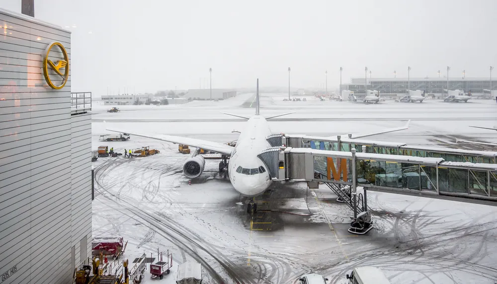 Potężny atak zimy. Odwołane loty, zamknięte szkoły, problemy na kolei