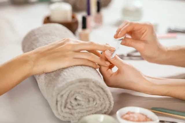 "Syrup nails" są hitem 2024 roku. Dowiedz się, jak wykonać tę stylizację paznokci