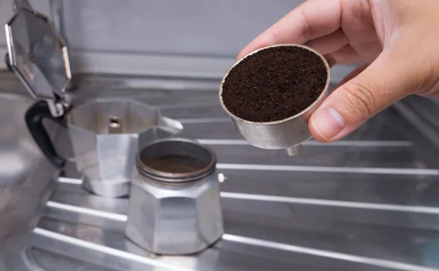 Nie wyrzucaj do kosza! Naukowcy odkryli zaskakujące zastosowanie fusów po kawie