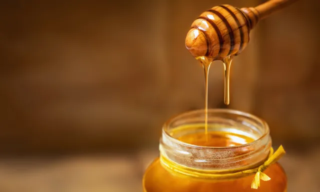 Tylko nie kuchenna szafka! Oto gdzie najlepiej trzymać miód