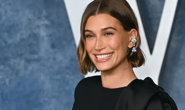 Strawberry make-up to najmodniejszy makijaż sezonu. Sprawdź, jak wykonuje go Hailey Bieber