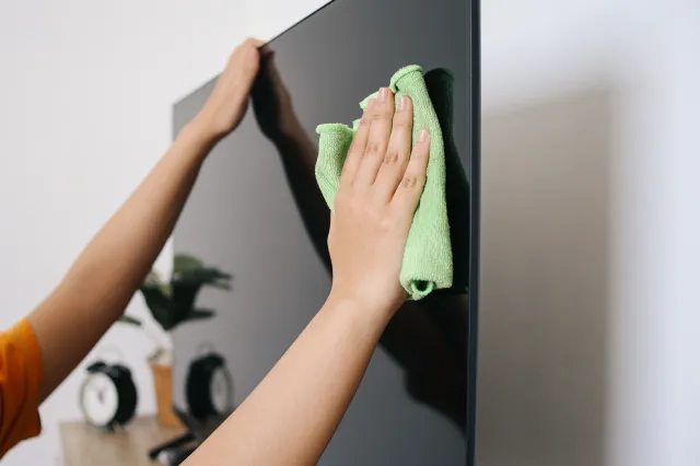 Jak wyczyścić ekran telewizora? Płyn do szyb to zły pomysł