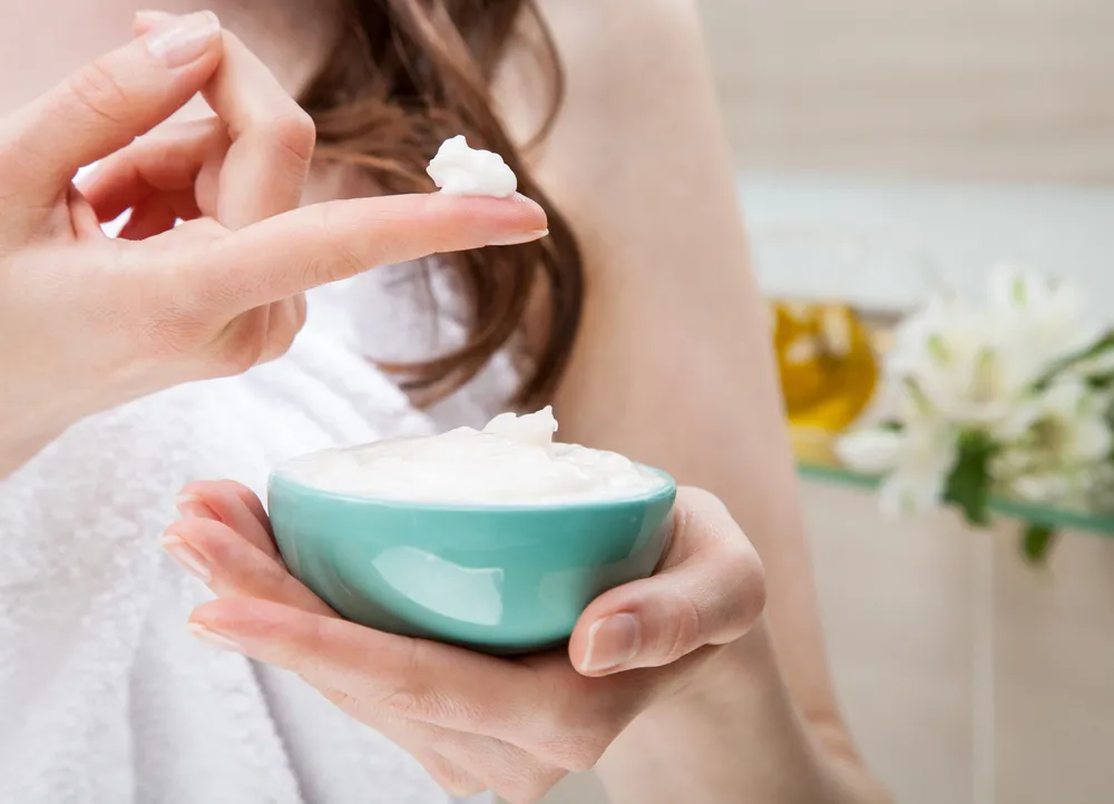 Closeup,Of,Woman,Hands,Holding,A,Bowl,With,Nourishing,Mask