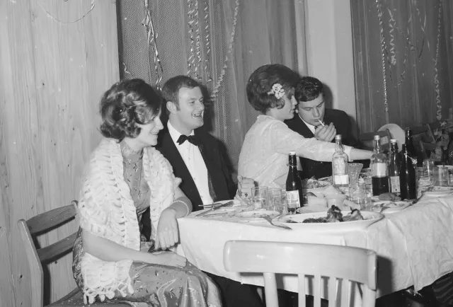 Przodownicy pracy, przebierańcy, naturyści. Cała Polska bawiła się na balach w PRL [FOTO]