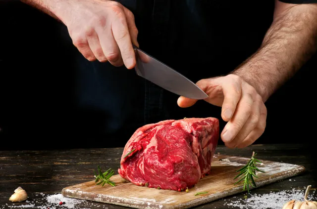 Alert RCB. Zatrute mięso można było kupić na targowisku. Nie żyje mężczyzna