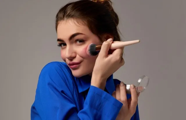 Blue glam makeup hitem TikToka. Sprawdź, na czym dokładnie polega