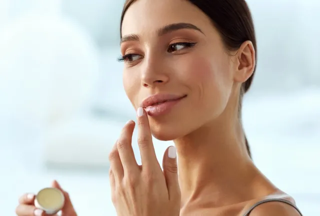 3 skuteczne sposoby na suche i spierzchnięte usta. Poznaj je już dziś