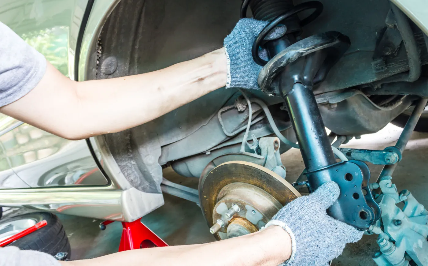 Kiedy trzeba wymienić amortyzatory? To kluczowy moment, nie przegap go