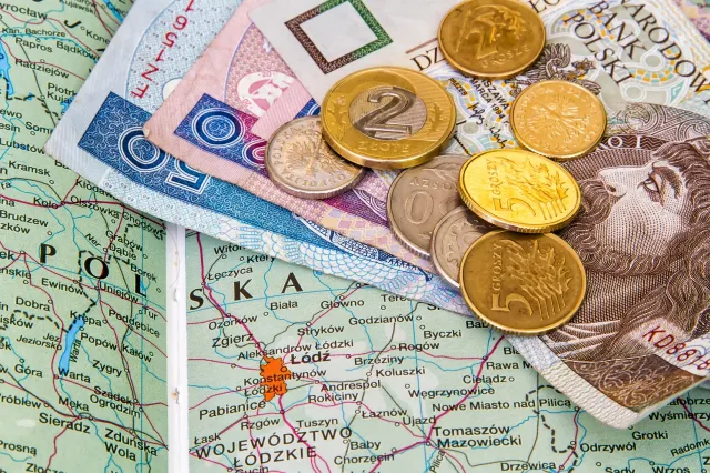 Nowy zakaz płacenia gotówką, choć go nie chcemy i rząd uległ obywatelom. Wprowadza go Unia Europejska