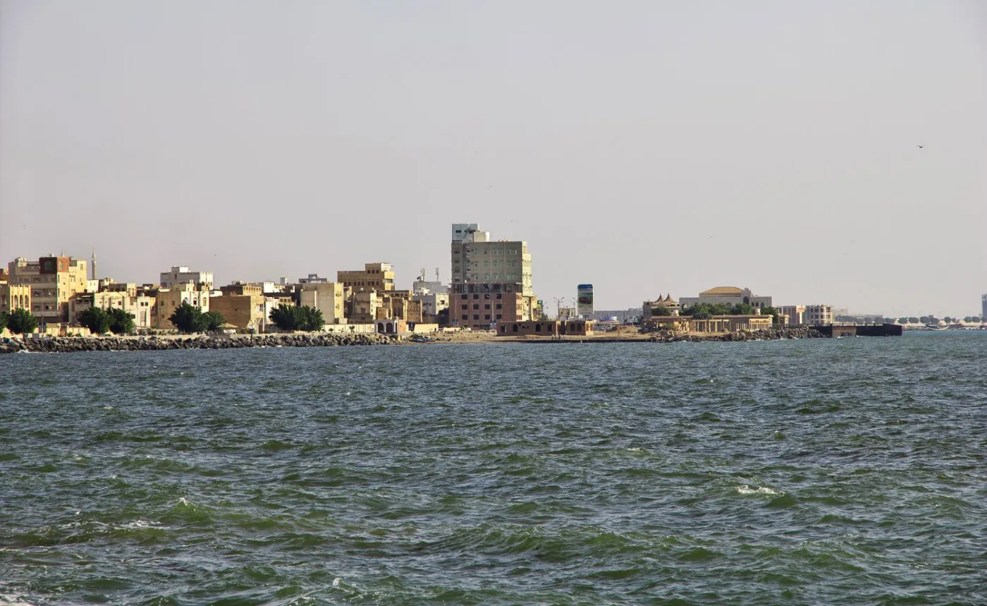 Niezidentyfikowany statek trafiony rakietą u wybrzeży Jemenu