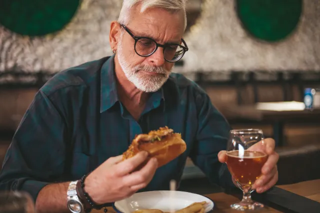 Rak przełyku - najczęstsze objawy i czynniki ryzyka. Dwa nawyki odpowiadają za 90 proc. przypadków