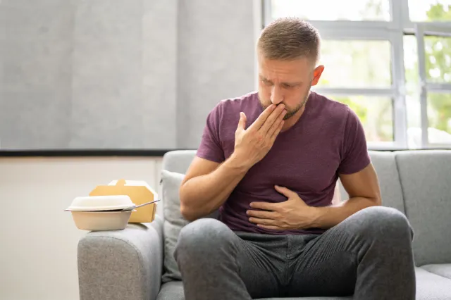 Ten objaw raka pojawia się po jedzeniu. Nie lekceważ