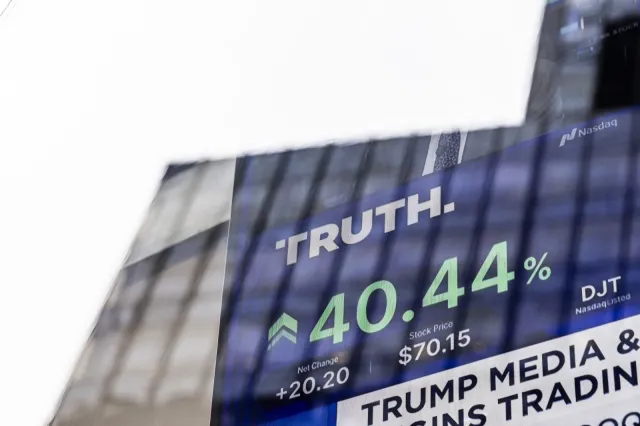 "WSJ": "Szokujący" wzrost akcji spółki Trumpa