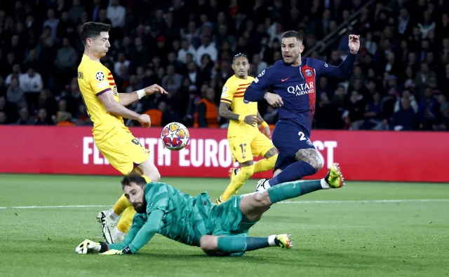 Liga Mistrzów. Barcelona wygrała w Paryżu. Lewandowski miał udział przy jednym z goli [WIDEO]