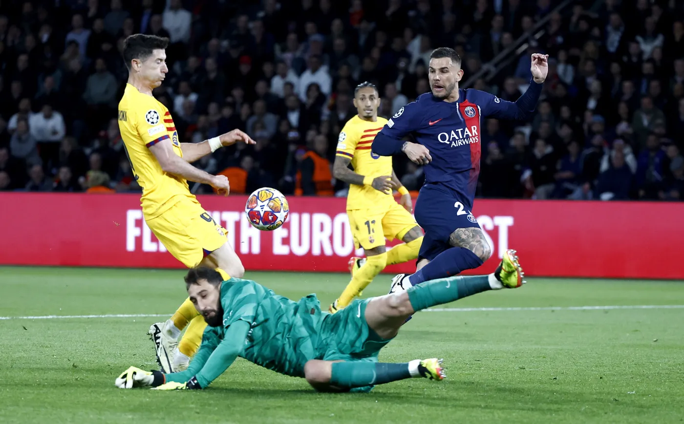 Liga Mistrzów. Barcelona wygrała w Paryżu. Lewandowski miał udział przy jednym z goli [WIDEO]