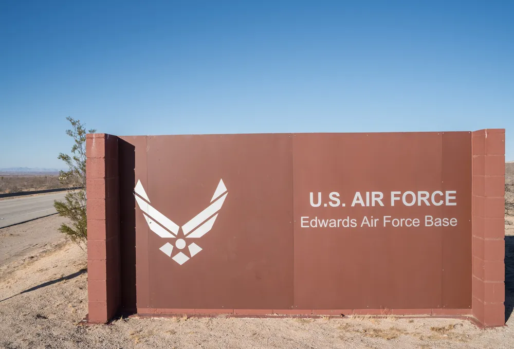 "Historyczny pojedynek". F-16 pilotowany przez człowieka starł się z maszyną kierowaną przez AI...