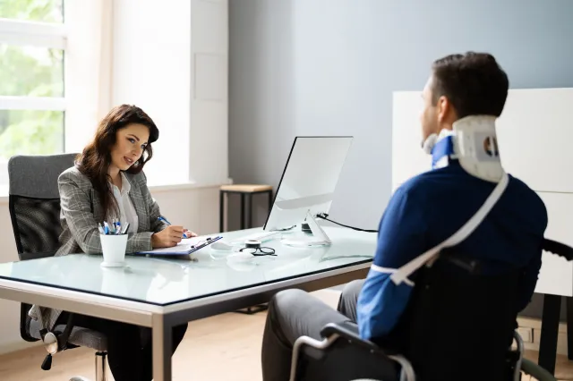 Od kwietnia ZUS wypłaca 1431 zł. Ma 14 dni na wydanie decyzji