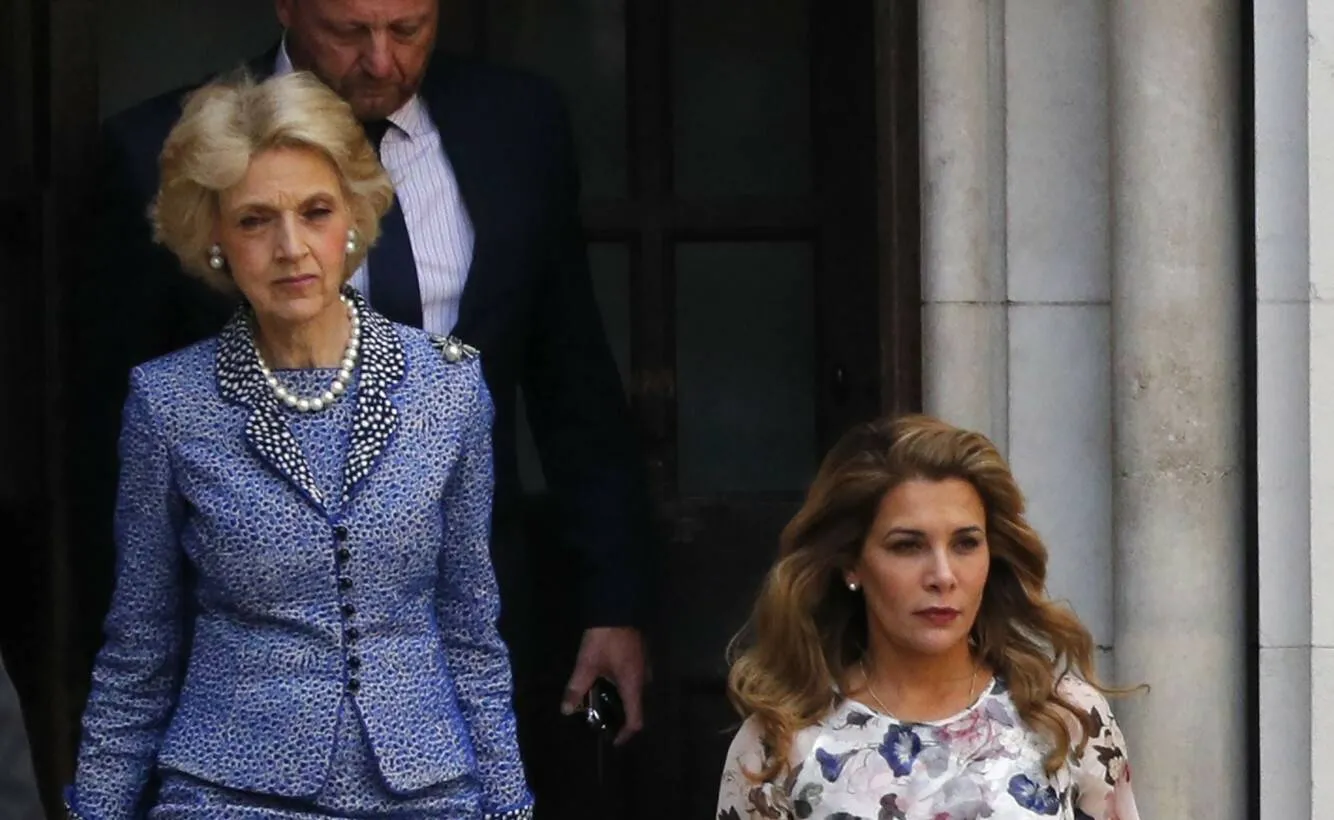 Nazywana jest "stalową magnolią". To ona rozwiodła Dianę i Karola