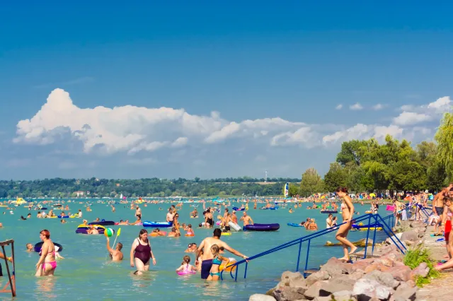 Bliżej niż Chorwacja i cieplej niż nad Bałtykiem. Tylko godzina lotu z Polski
