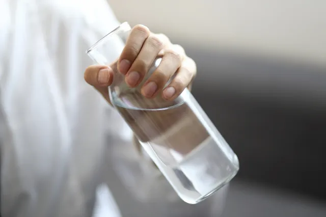Co się dzieje w organizmie, gdy wypijesz za dużo wody? Ile wody to "za dużo"?