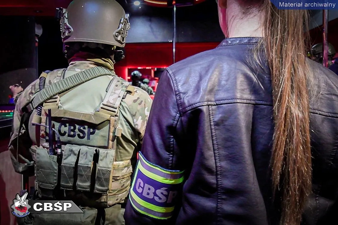 Śledztwo ws. oszustw w klubach go-go. Kelnerki i tancerki wśród zatrzymanych