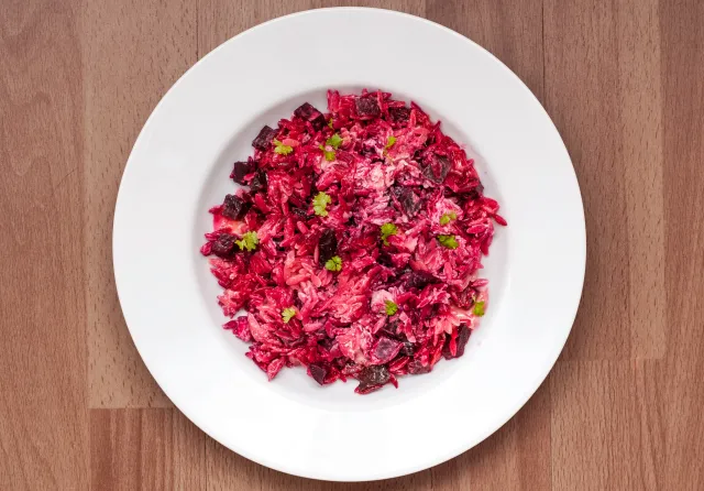 Makaron orzo z botwinką i fetą. Smaczny obiad z małą ilością kalorii
