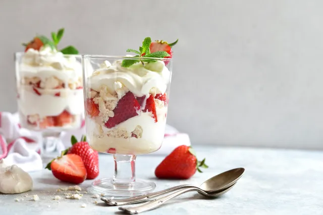 Eton mess, czyli deser z truskawkami. Sezonowy hit, któremu trudno się oprzeć