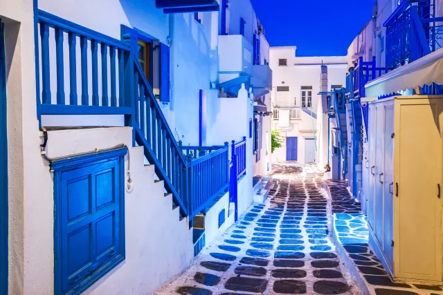 Dlaczego domy w Grecji są biało-niebieskie? Odpowiedź zaskakuje