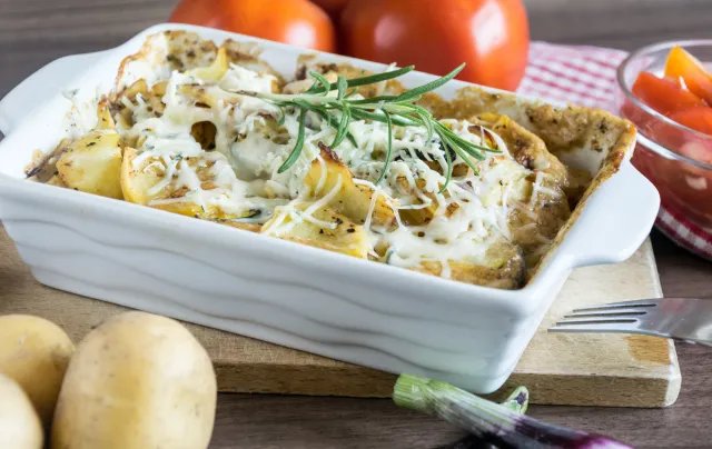 Zapiekanka z młodych ziemniaków. Tak przyrządza ją Henia Foks