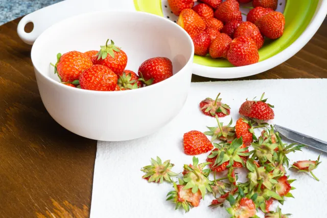 Nie wyrzucaj szypułek z truskawek. Niewiele osób wie o ich właściwościach