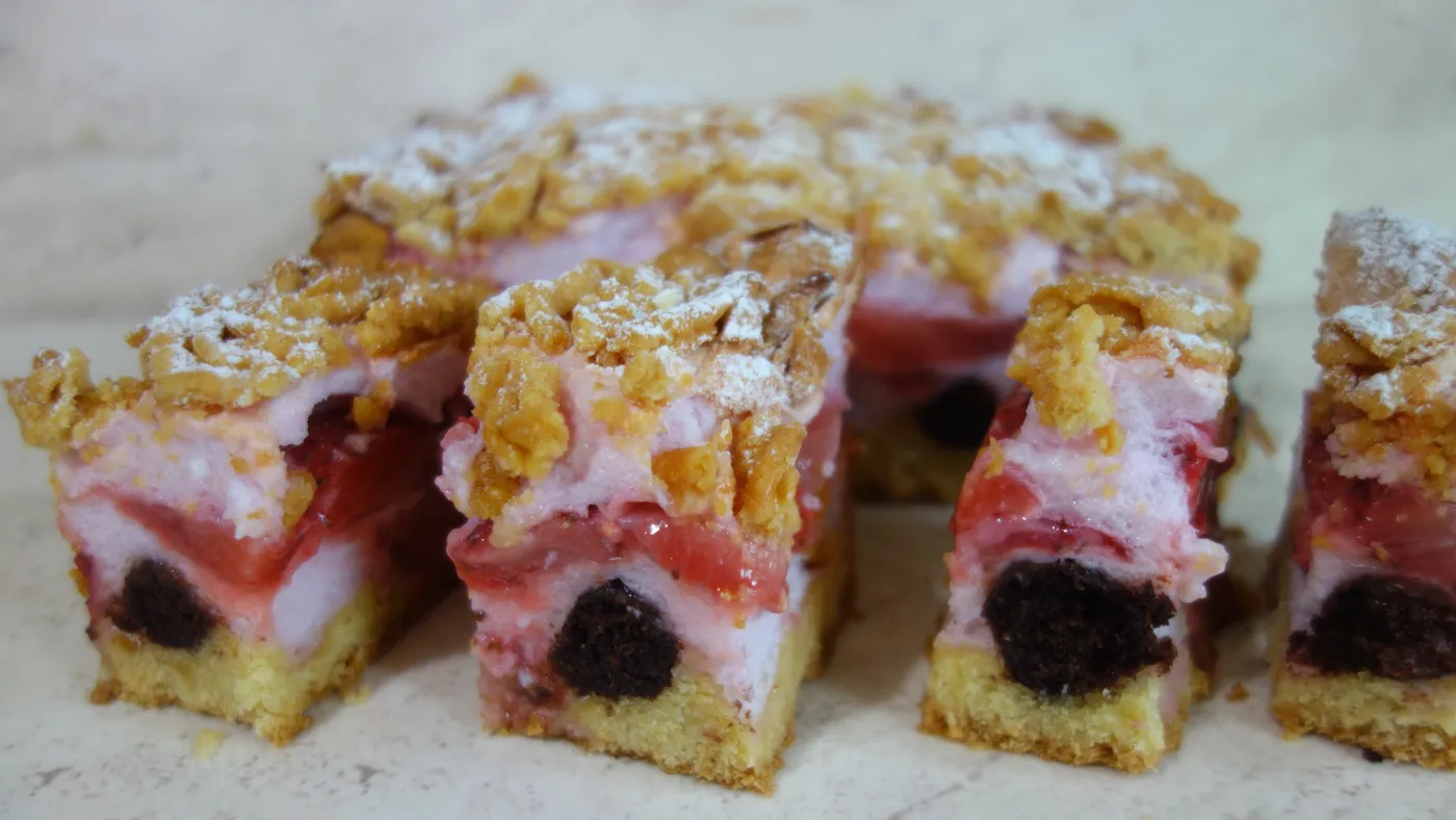 Pyszny pleśniak z truskawkami. Niespotykany przepis od Heni Foks